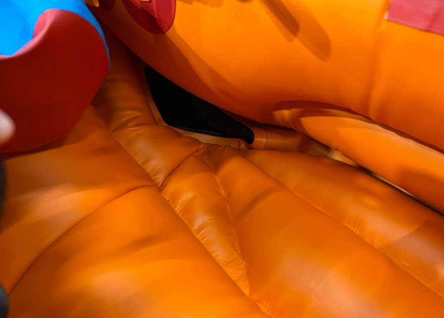 Dno v kánoi Bandita je tvarované tak, aby voda co nejlépe mířila k odtokovým rukávům.