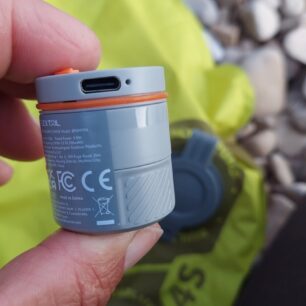 Dobíjení pomocí USB-C a 33 g vážící pumpa.