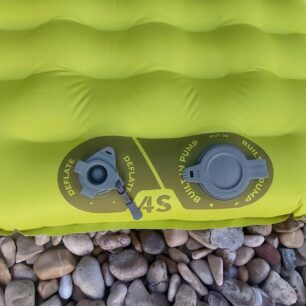 Dvojice ventilů i s označením.