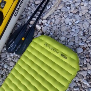 Hlavová část karimatky s označením tepelného odporu.