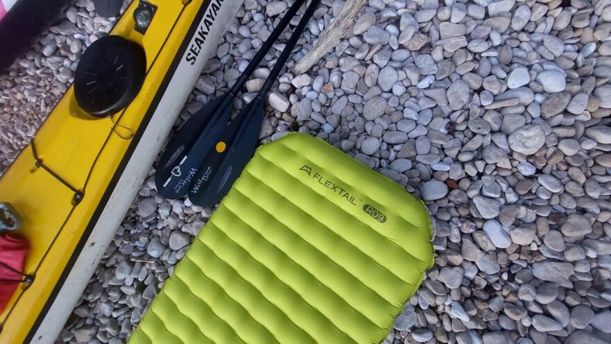 Hlavová část karimatky s označením tepelného odporu.