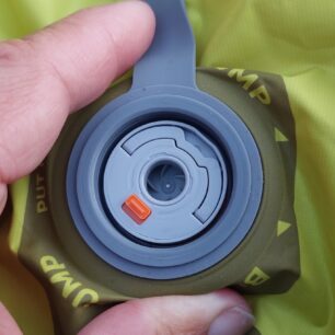 Integrovaná pumpa s vypínačem.