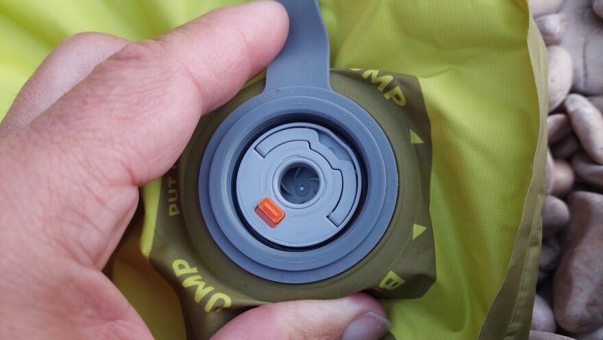 Integrovaná pumpa s vypínačem.