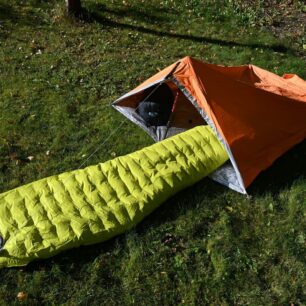 Karimatka se postupně nafukuje.