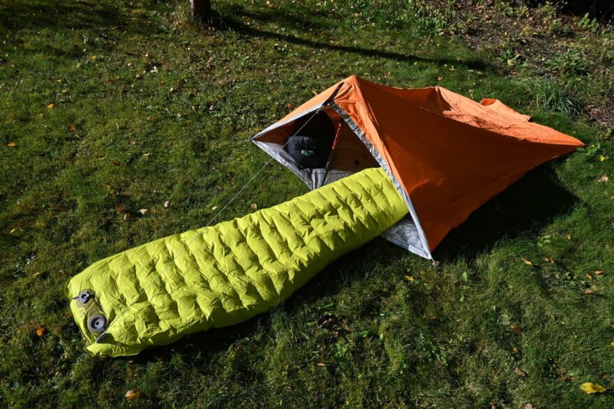 Karimatka se postupně nafukuje.