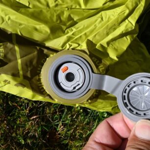 Kryt ventilu má tendenci se vracet a omezovat tak přísun vzduchu do pumpy. Je nutné ho držet nebo zajistit.