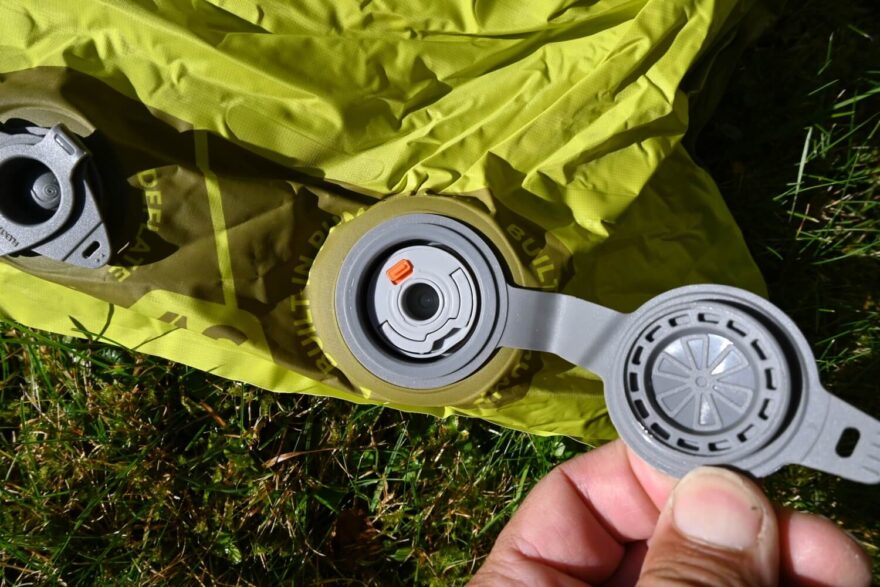 Kryt ventilu má tendenci se vracet a omezovat tak přísun vzduchu do pumpy. Je nutné ho držet nebo zajistit.