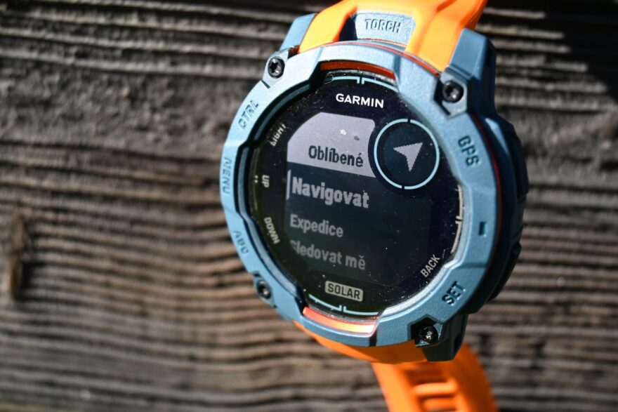 Opět nechybí funkce jako jsou Navigovat, Expedice či Sledovat mě – GARMIN INSTINCT 3 SOLAR.