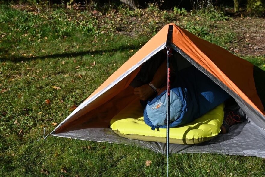 Pohodlné ležení na karimatce FLEXTAIL TINY SLEEPING PAD R09 AVS.