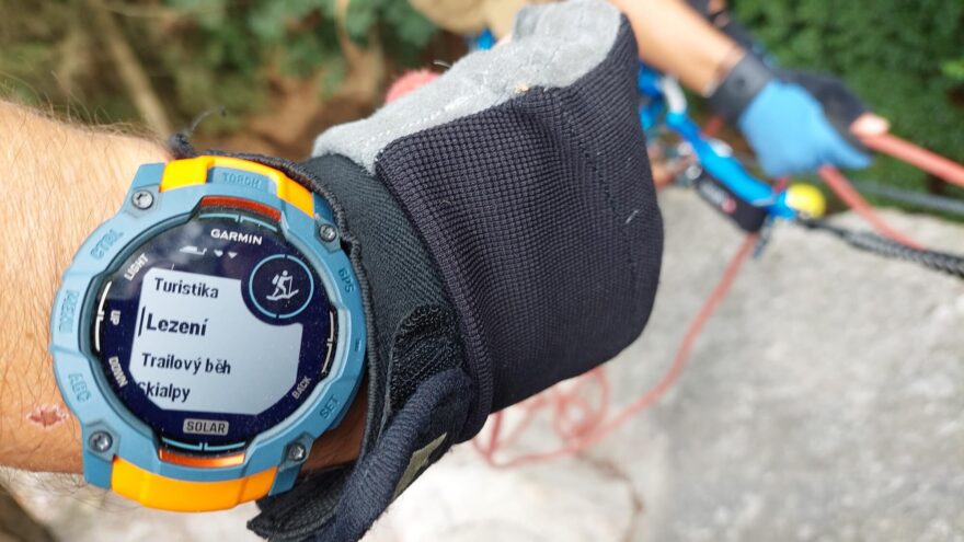 Poněkud zavádějicí symbol pro lezení, ale na ferratu obsahuje sledování dostatečných hodnot.