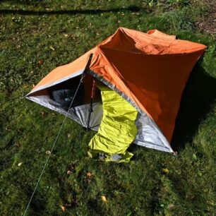 Příprava karimatky na nafouknutí.