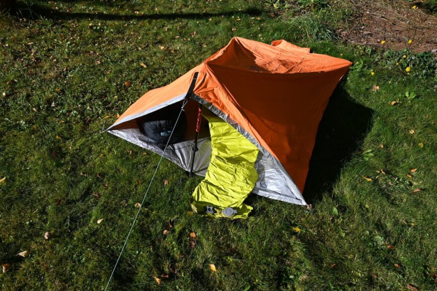 Příprava karimatky na nafouknutí.