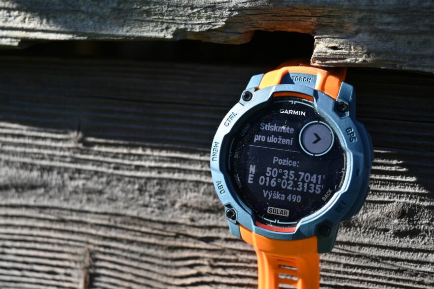 Rychlé uložení pozice stiskem tlačítka GPS – GARMIN INSTINCT 3 SOLAR.