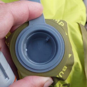 Slot pro umístění elektrické pumpy.