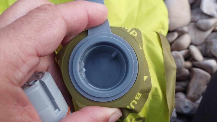 Slot pro umístění elektrické pumpy.