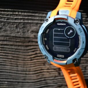 Svítila má 4 úrovně bílého světla a 1 úroveň intenzity červeného – GARMIN INSTINCT 3 SOLAR.
