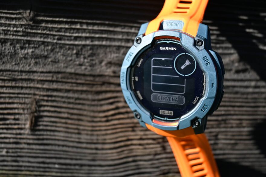 Svítila má 4 úrovně bílého světla a 1 úroveň intenzity červeného – GARMIN INSTINCT 3 SOLAR.