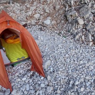 Vyrovnat tento terén byla pro karimatku FLEXTAIL TINY SLEEPING PAD R09 AVS hračka.