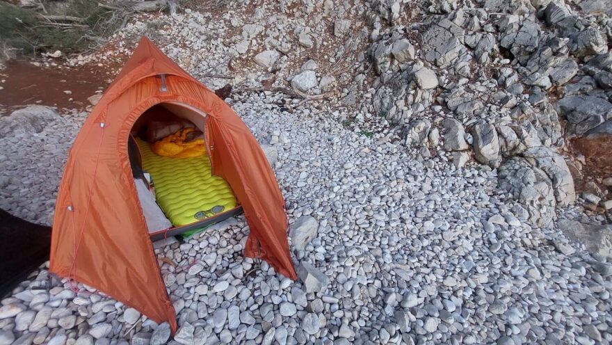 Vyrovnat tento terén byla pro karimatku FLEXTAIL TINY SLEEPING PAD R09 AVS hračka.