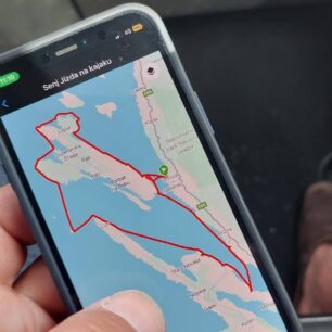 Záznam trasy na seakyakové výpravě – Garmin Instinct 3 Solar.