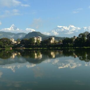 Matterhornovitá dominanta Mačapučare a masiv Manaslu (vpravo), viditelná ráno při plavbě po jezeře Phewa v Pokhaře.