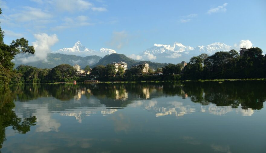 Matterhornovitá dominanta Mačapučare a masiv Manaslu (vpravo), viditelná ráno při plavbě po jezeře Phewa v Pokhaře.