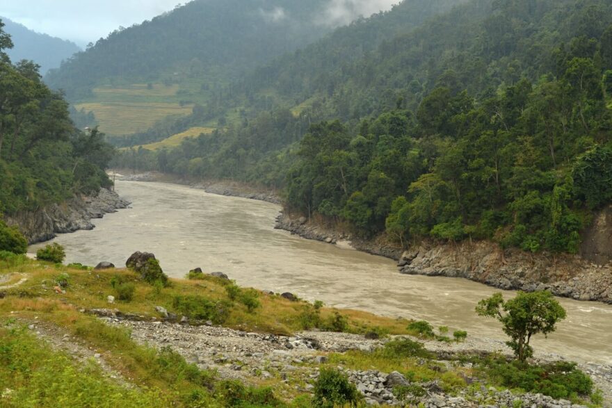 Prchavý pohled na řeku Karnali, jejíž voda již hodně opadla, ale k normálu má pořád ještě daleko.