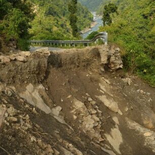 One mistake – game over; stržená silnice znamená konec cesty ke Karnali.