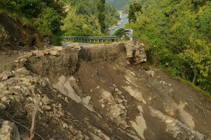 One mistake – game over; stržená silnice znamená konec cesty ke Karnali.