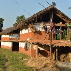 Venkovské domy v Nepálu jsou všechny podle stejného projektu. Dole chlív pro krávy, v prvním patře úplně stejný chlív, akorát se tam leze po žebříku, tak tam bydlí lidé.