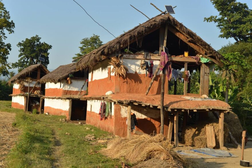 Venkovské domy v Nepálu jsou všechny podle stejného projektu. Dole chlív pro krávy, v prvním patře úplně stejný chlív, akorát se tam leze po žebříku, tak tam bydlí lidé.