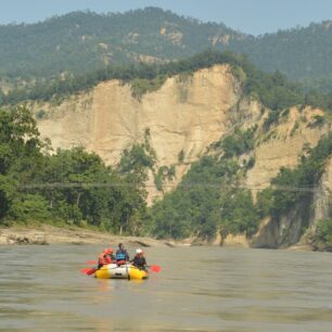 Visuté lávky z moderních materiálů, hrdě navazujcí na tradici lanových můstků, jsou často jedinou možností na vzdálenosti mnoha kilometrů dostat se z jedné strany údolí nad druhou.