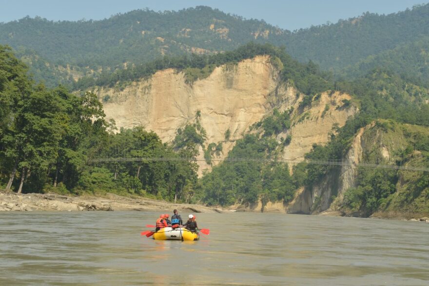 Visuté lávky z moderních materiálů, hrdě navazujcí na tradici lanových můstků, jsou často jedinou možností na vzdálenosti mnoha kilometrů dostat se z jedné strany údolí nad druhou.