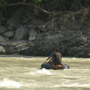 Posádka místního raftdeblu v peřejích Bheri.
