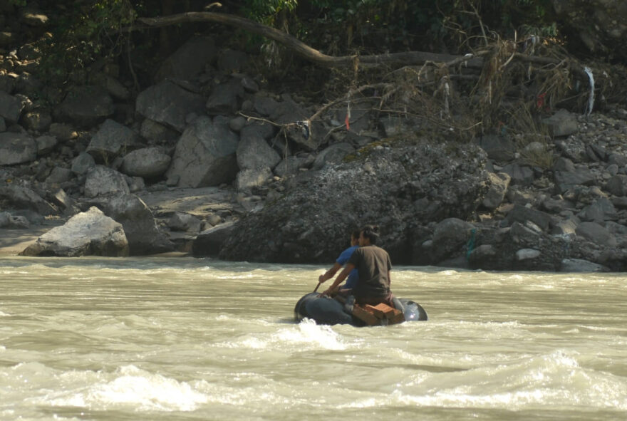 Posádka místního raftdeblu v peřejích Bheri.