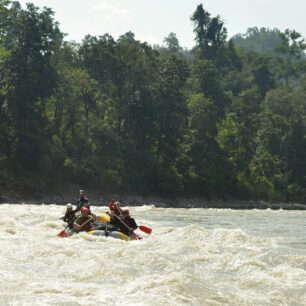 V peřejích Bheri překonává značné výškové rozdíly, což při síle proudu vytváří obrovské a silné vracáky. Obvykle představovaly vracáky větší riziko než samotná peřej.