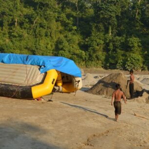Základna na břehu řeky Bheri nedaleko surkhetského mostu. Z neznalosti táboříme přímo uprostřed fabriky na dolování říčního písku.