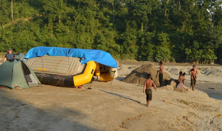 Základna na břehu řeky Bheri nedaleko surkhetského mostu. Z neznalosti táboříme přímo uprostřed fabriky na dolování říčního písku.