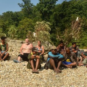 Z vegetace se náhle vynořila tlupa domorodých mužů a zcela splynula s naší skupinou.