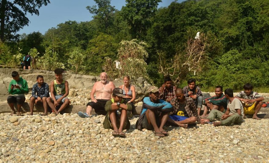 Z vegetace se náhle vynořila tlupa domorodých mužů a zcela splynula s naší skupinou.