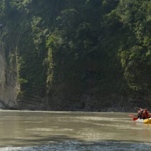 Průjezd úzkou „vodní bránou“.