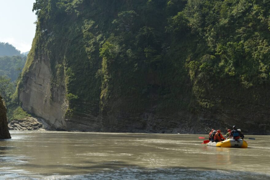 Průjezd úzkou „vodní bránou“.