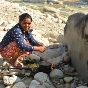 Náhodné setkání s domorodou dívkou v jednom z bočních údolí.