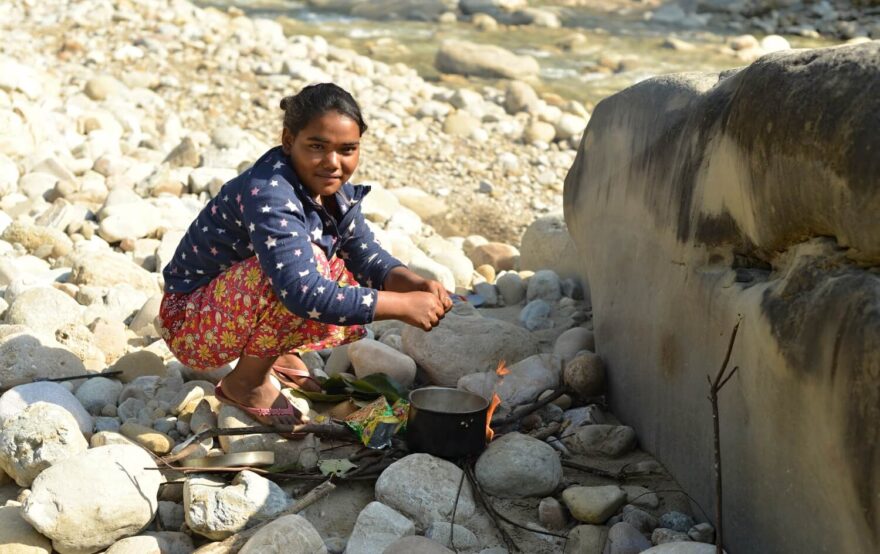 Náhodné setkání s domorodou dívkou v jednom z bočních údolí.