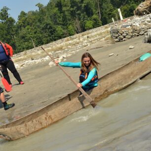 Klidnější dolní tok přeje více rybolovu z tradičních dlabaných kánoí.
