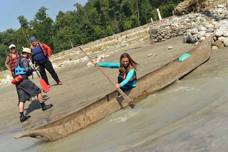 Klidnější dolní tok přeje více rybolovu z tradičních dlabaných kánoí.