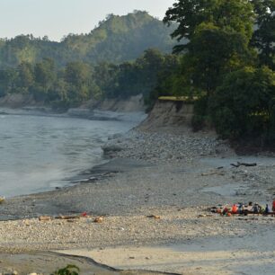 Mlžné ráno na Karnali.