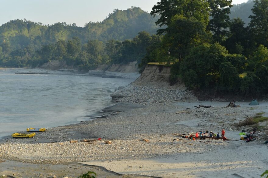 Mlžné ráno na Karnali.