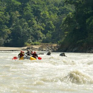 Peřeje na Bheri jsou spíše krátké a lehčí.
