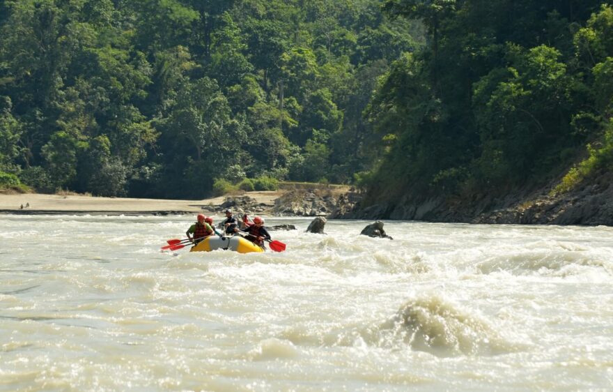 Peřeje na Bheri jsou spíše krátké a lehčí.